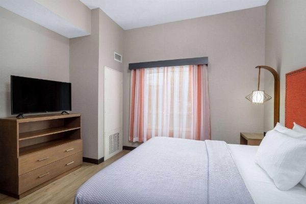 La Quinta Inn & Suites by Wyndham Augusta/Fort Eisenhower image 14